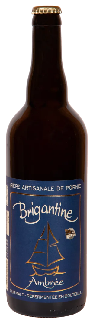 Bouteille de bière artisanale Brigantine Ambrée 75cl avec étiquette bleu marine et dessin doré d'un voilier.