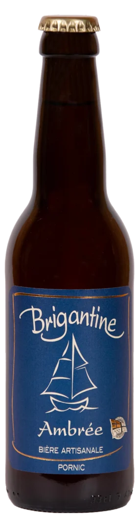 Bouteille de bière artisanale Brigantine Ambrée 33cl avec étiquette bleu marine et dessin d'un voilier blanc.